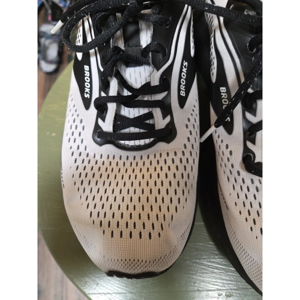 Brooks Men's Trace 2 Neutral Running Shoe White And Black Size 9.5 D EUR 43